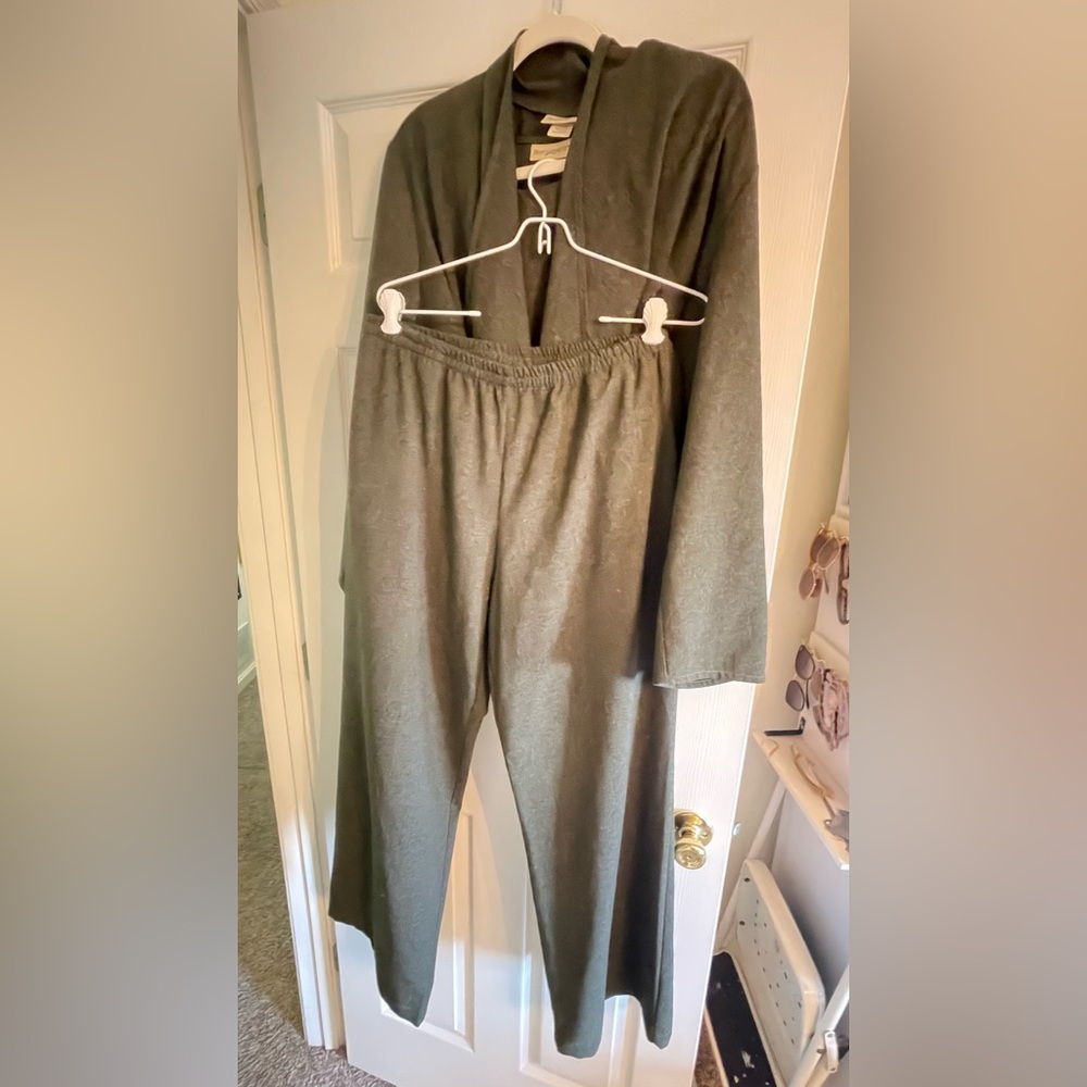 EUC TravelSmith 3 piece travel set. Cape jacket, tank and pants. Size L